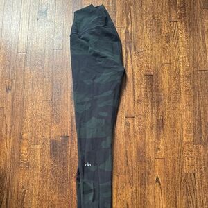 ALO Yoga Leggings - Black and Green Camouflage